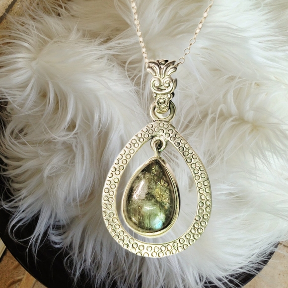 Sterling Silver Teardrop Pendant with Labradorite Gemstone and 925 Chain - Picture 4 of 8